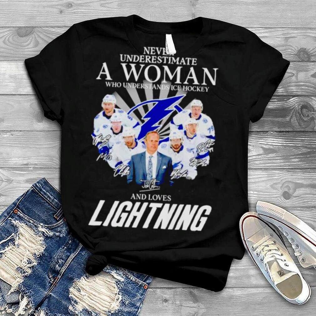 2022 never underestimate a woman who understands ice hockey and loves Lightning signatures shirt