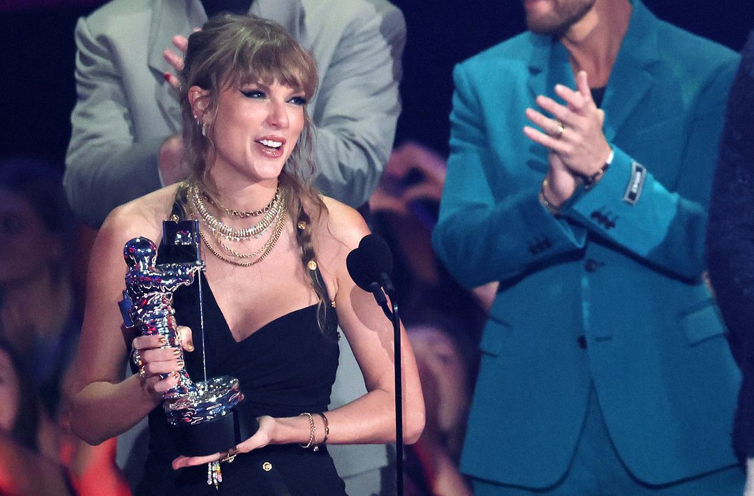 Taylor Swift racks up trophies at MTV's Video Music Awards